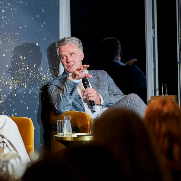 Moderator Jörg Pilawa spricht vor elegantem Publikum im exklusiven Event-Setting für die Hörzu in Hamburg