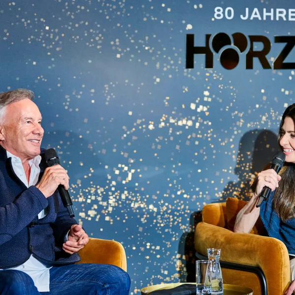 Nico Hofmann und Linda Zervakis beim HÖRZU-Jubiläum auf der Bühne mit Mikrofonen im Gespräch