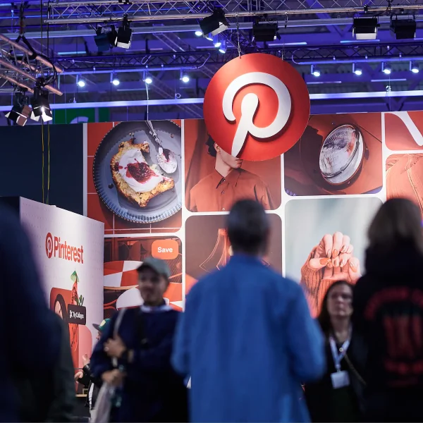 Besucher vor dem Pinterest-Messestand auf der dmexco 2025 in Köln, aufgenommen vom Eventfotografen im Auftrag von Pinterest.
