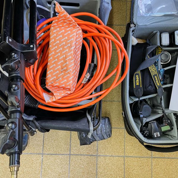 Das Foto zeigt einen Blick in den Fotokoffer des Werbefotografen Markus Mielek