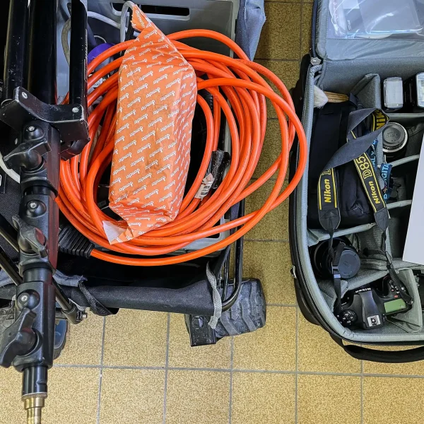 Das Foto zeigt einen Blick in den Fotokoffer des Werbefotografen Markus Mielek