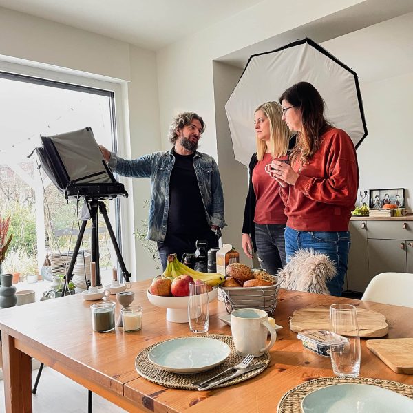 Die letzten Feinheiten beim Werbeshooting werden angepackt