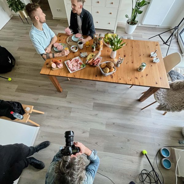 Der Fotograf inszeniert zwei Modelle für eine Werbeaufnahme