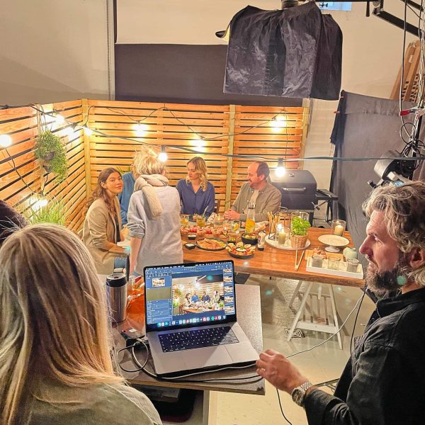 Das Foto zeigt das Set, welches der Fotograf in seinem Fotostudio in Dortmund für die Werbeaufnahmen mit REWE aufgebaut hat