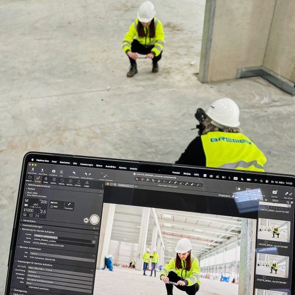 Der Fotograf arbeitet mit tethered Shooting on Locations