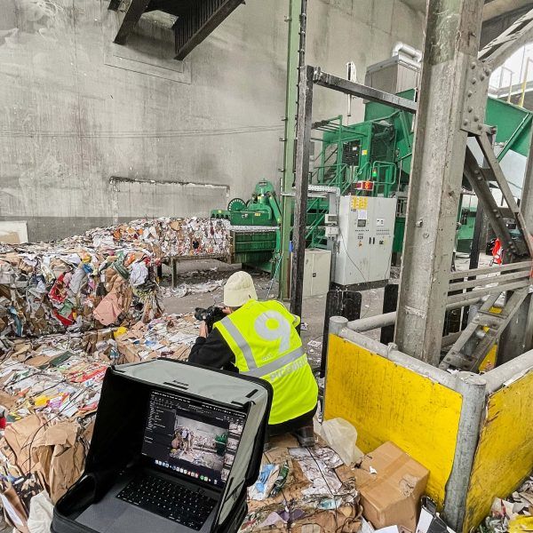 Der Werbefotograf zeigt Einsatz am Set und wagt sich mitten in den Recyclinghof in Dortmund