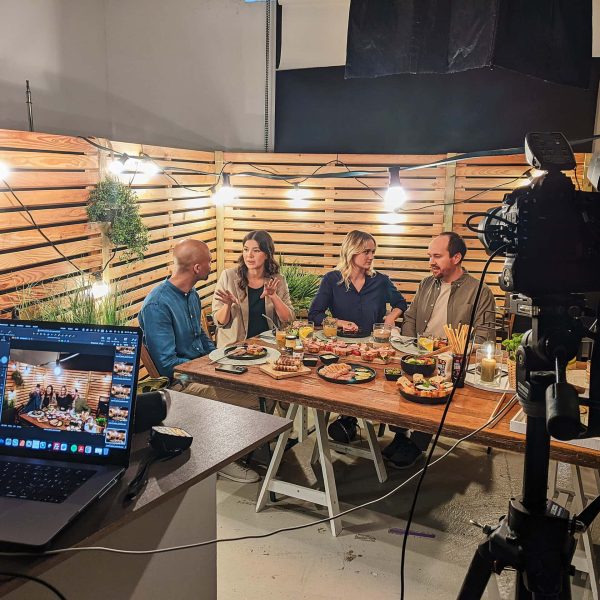 Im Fotostudio ist ein Set aufgebaut, das einen Sommergarten zeigt