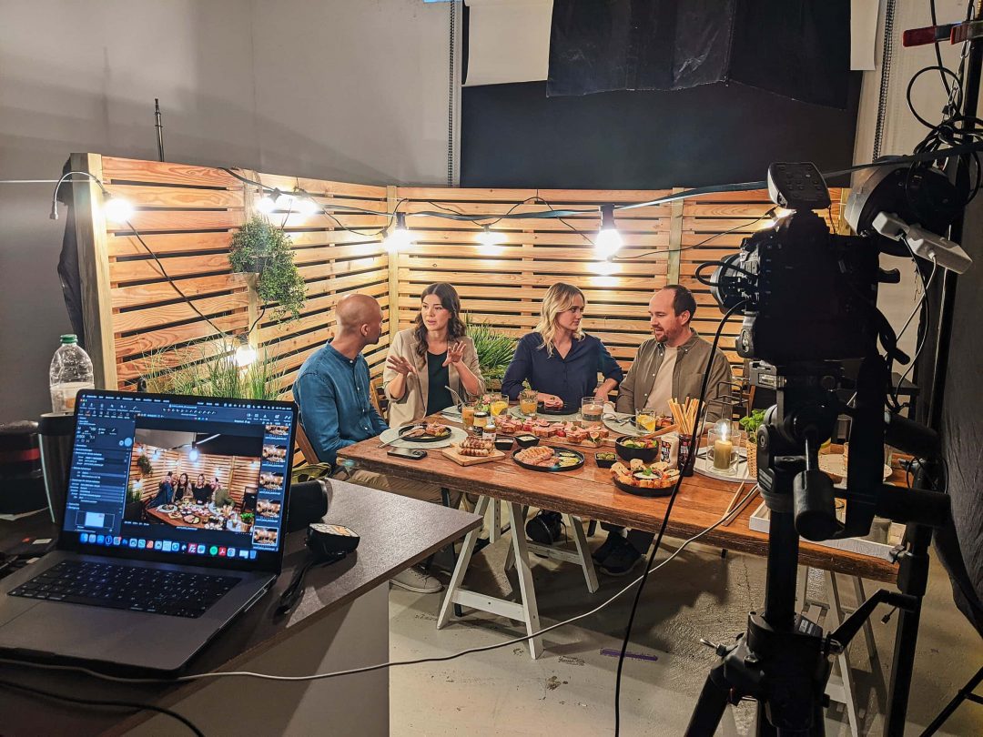 Im Fotostudio ist ein Set aufgebaut, das einen Sommergarten zeigt