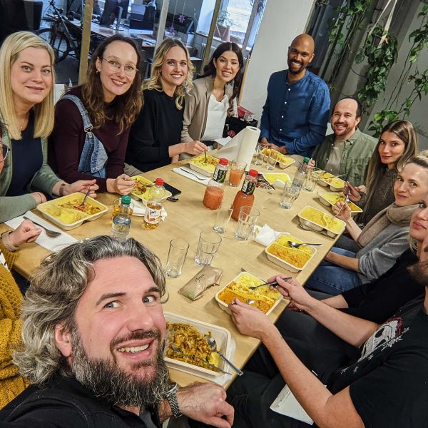 Das Team um den Werbefotografen Markus Mielek hat eine kleine Auszeit während eines Shootings für eine Werbefotografie