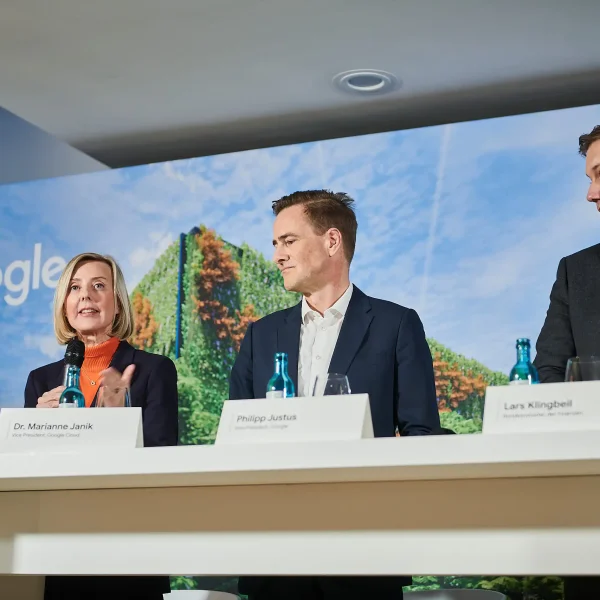 Fotografie einer Pressekonferenz von und für Google in Berlin
