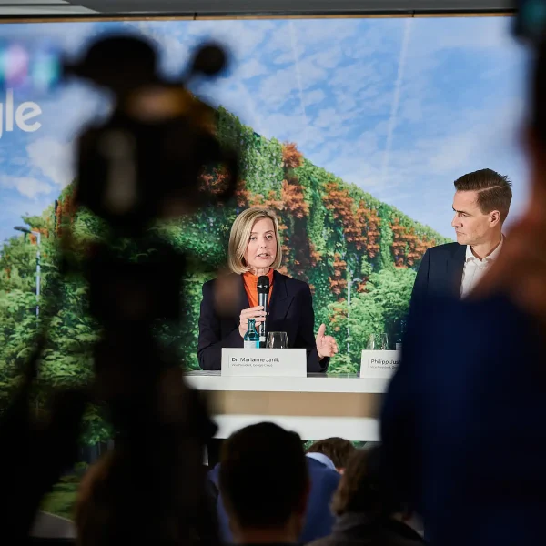Markus Mielek hat für das Unternehmen Google eine Pressekonferenz mit Marianne Jannik und Philipp Justus fotografiert