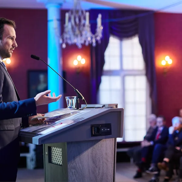 unger Referent am Rednerpult im historischen Ballsaal der Windenergie Tage NRW 2025 Bad Driburg OWL – Eventfotografie Markus Mielek